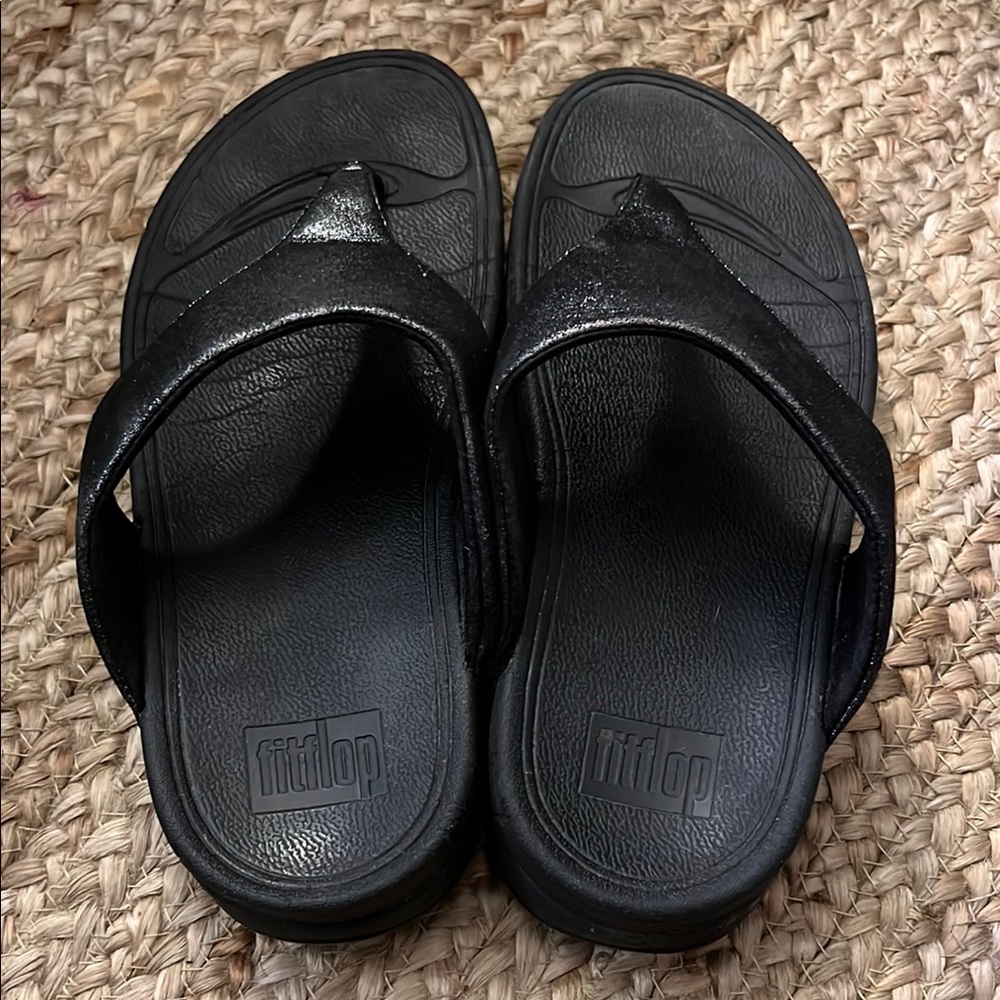 Fitflop Black Slippers with Y-Strap Design - Picture 2 of 6